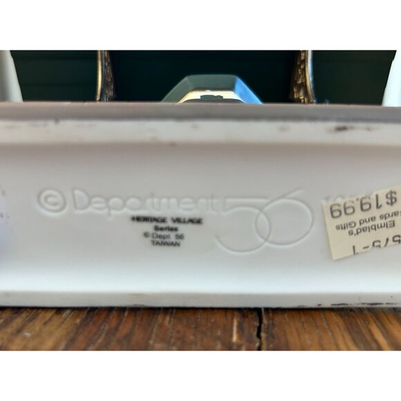 Heritage Village Collection Victoria Station Train Platform No.2 5575-1 Handpain - Picture 12 of 14